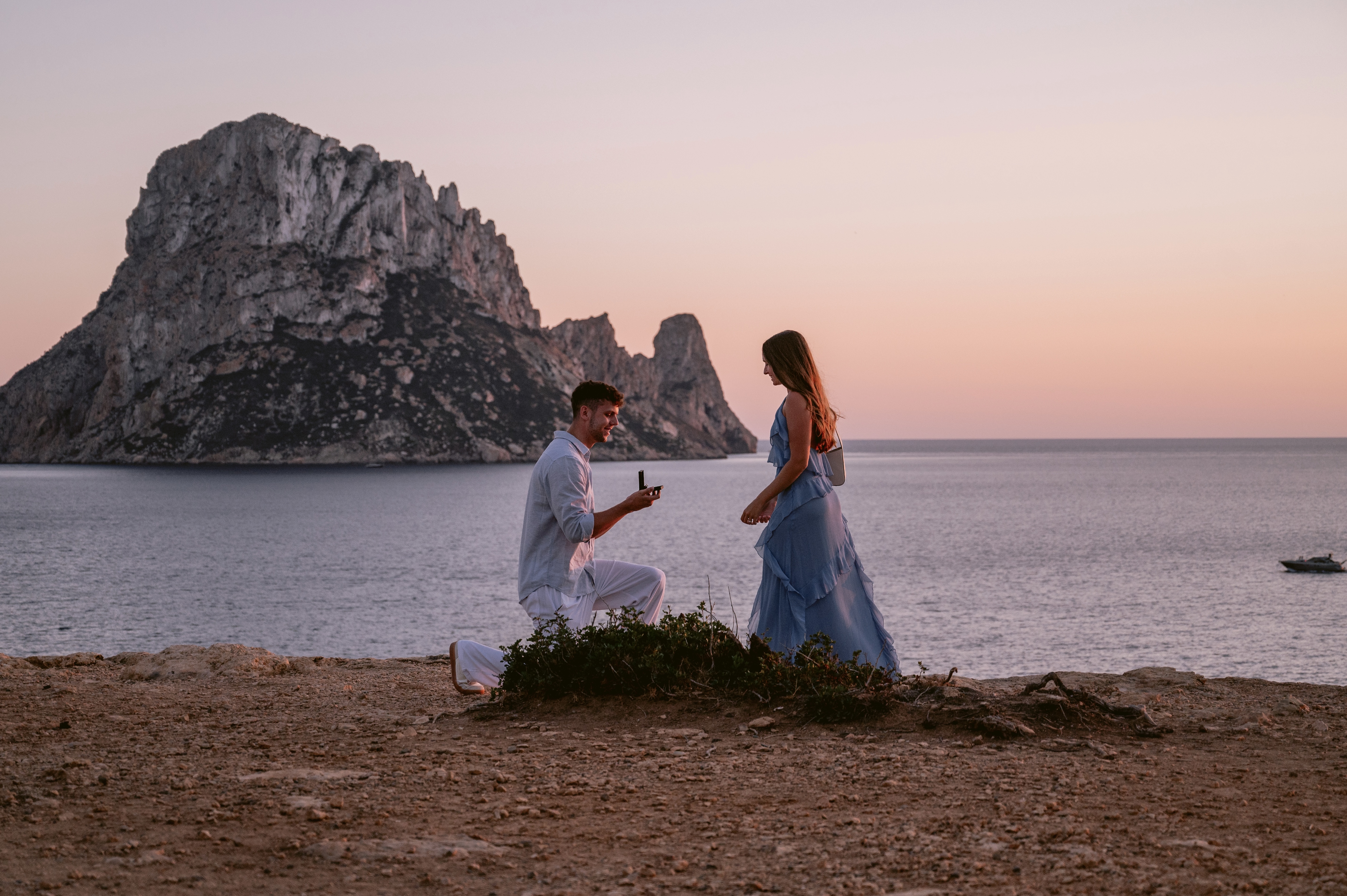 The proposal moment on one knee